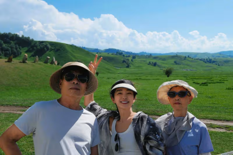 51歲李冰冰曬與父母旅行合照，一家三口氣質出眾