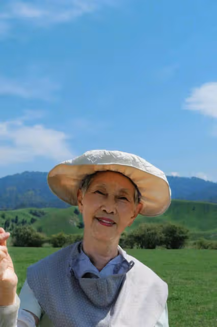 51歲李冰冰曬與父母旅行合照，一家三口氣質出眾