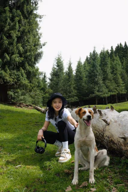 51歲李冰冰曬與父母旅行合照，一家三口氣質出眾