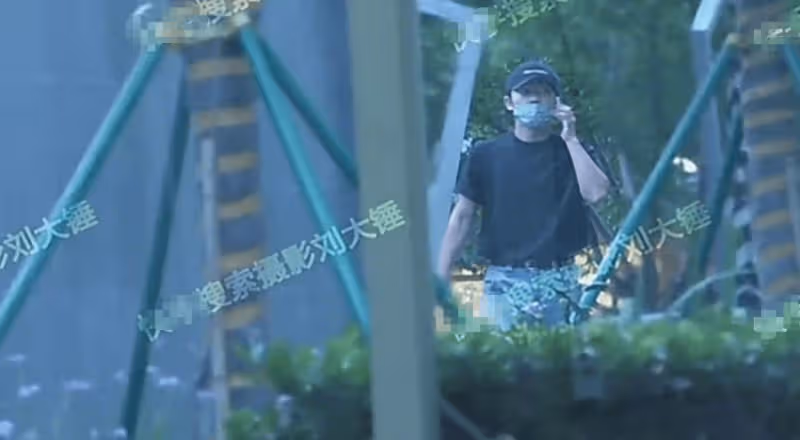 十個勤天蔣敦豪戀情曝光：街頭熱吻甜蜜滿溢，網友：這不是秘密嗎？