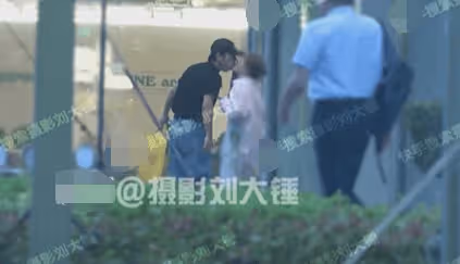 十個勤天蔣敦豪戀情曝光：街頭熱吻甜蜜滿溢，網友：這不是秘密嗎？