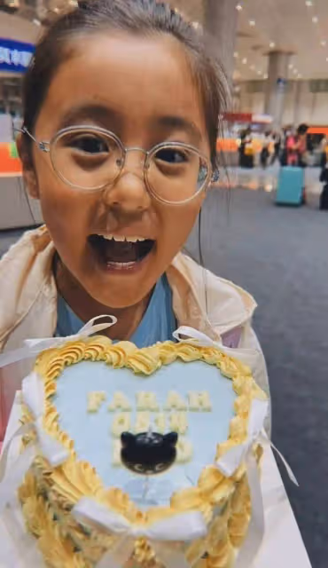 賈靜雯修杰楷接遊學歸來女兒，咘咘9歲生日慶典超有愛：這才是幸福的模樣！