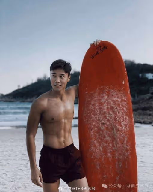 TVB小生代言CK大秀身材！網民大讚不虧是最火男星
