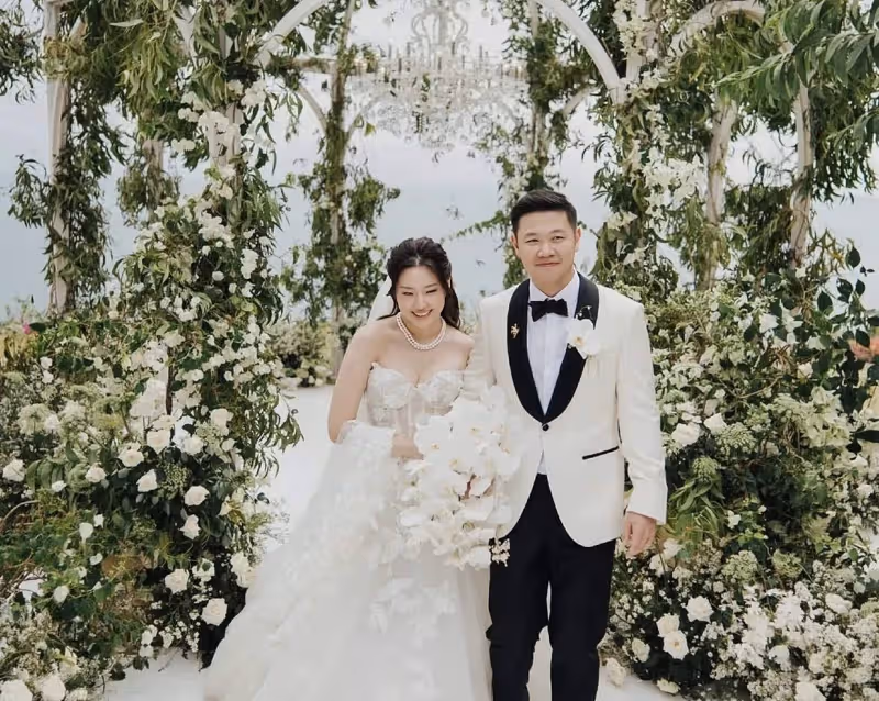 恭喜!香港豪門千金在巴厘島大婚,嫁普通人自曝婚紗是租的