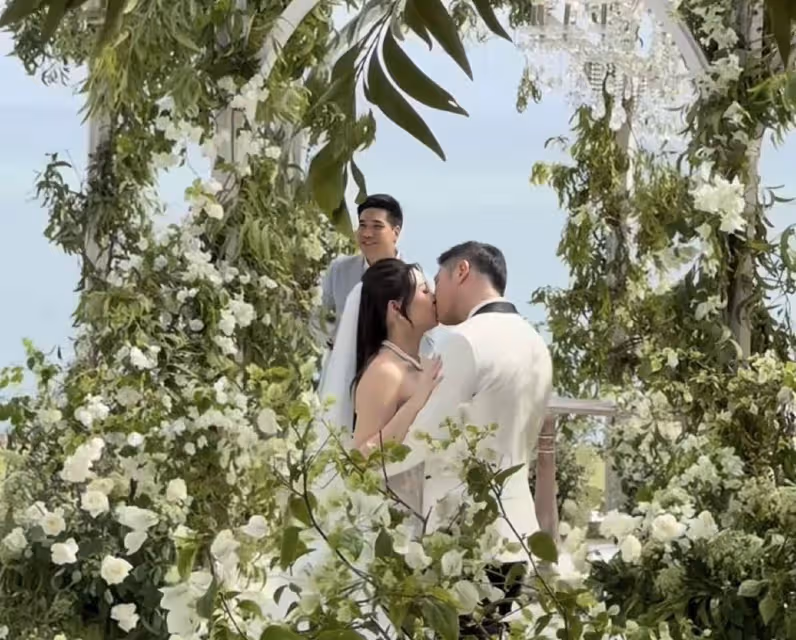 恭喜!香港豪門千金在巴厘島大婚,嫁普通人自曝婚紗是租的