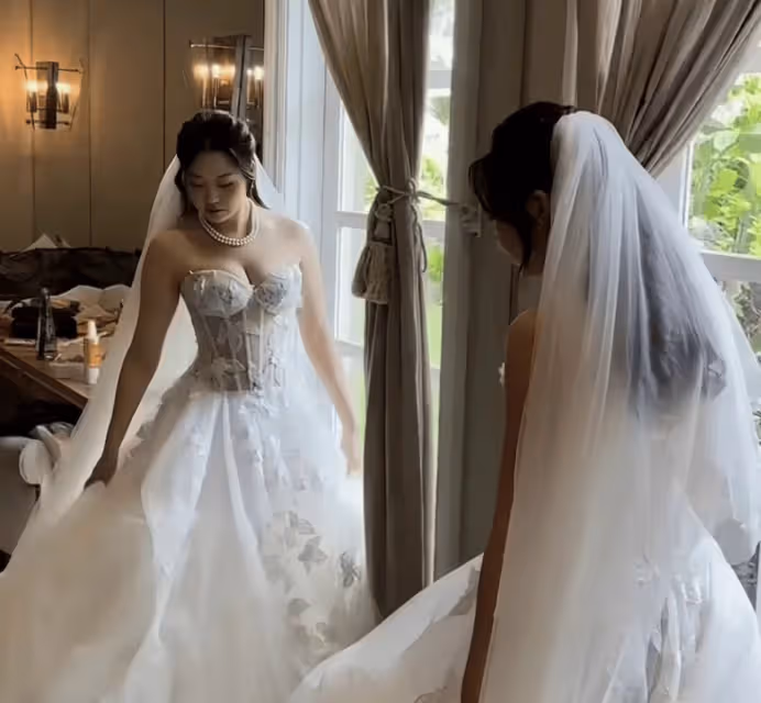 恭喜!香港豪門千金在巴厘島大婚,嫁普通人自曝婚紗是租的