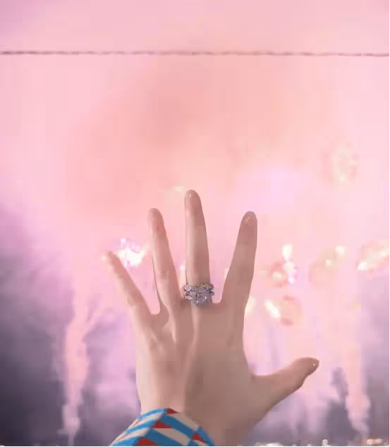 香港女星曬巨鑽宣布結婚，曾疑似被閨蜜挖牆腳，自爆母親是個理財高手