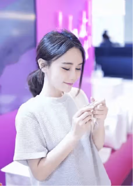 香港女星曬巨鑽宣布結婚，曾疑似被閨蜜挖牆腳，自爆母親是個理財高手