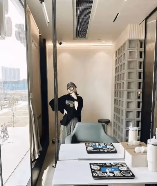香港女星曬巨鑽宣布結婚,曾疑似被閨蜜挖牆腳,自爆母親是個理財高手