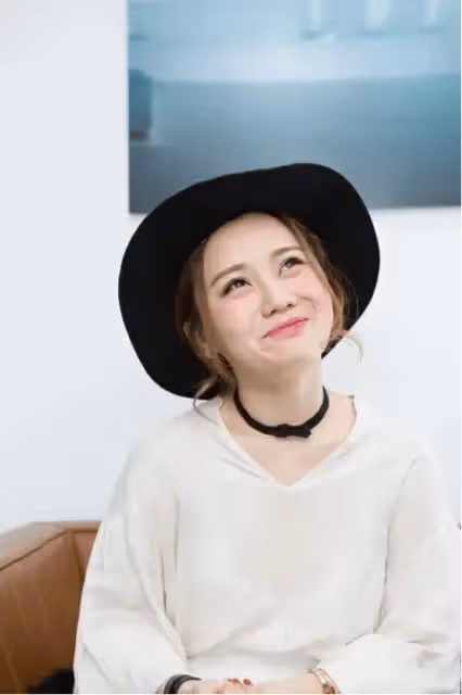 香港女星曬巨鑽宣布結婚,曾疑似被閨蜜挖牆腳,自爆母親是個理財高手