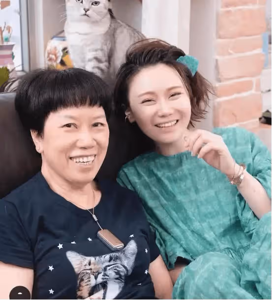 香港女星曬巨鑽宣布結婚,曾疑似被閨蜜挖牆腳,自爆母親是個理財高手