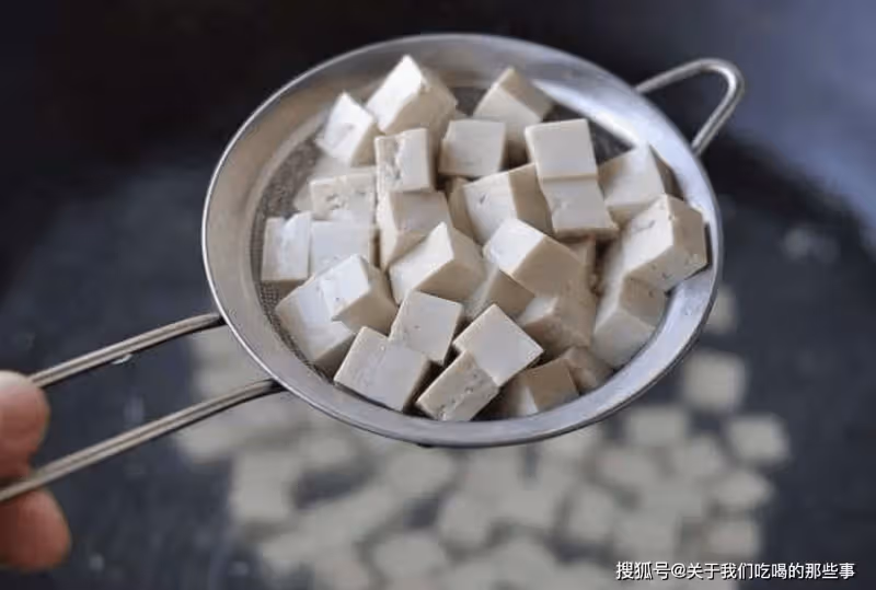 做豆腐餡包子，豆腐千萬不要直接包，也不要炒，教您正確的做法