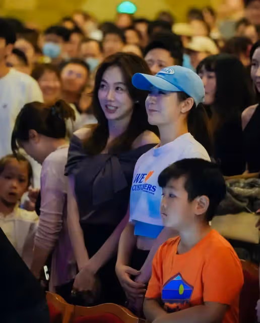 奧運冠軍陳夢和姜妍一起看劉謙魔術表演,陳夢私服真的很潮!