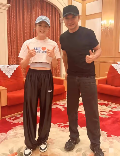 奧運冠軍陳夢和姜妍一起看劉謙魔術表演,陳夢私服真的很潮!