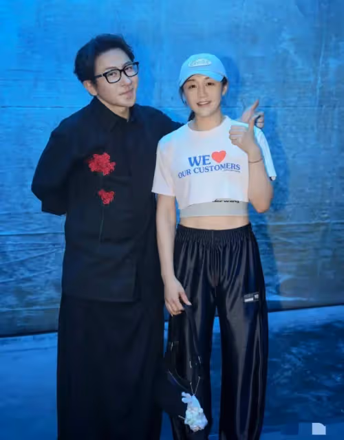 奧運冠軍陳夢和姜妍一起看劉謙魔術表演,陳夢私服真的很潮!
