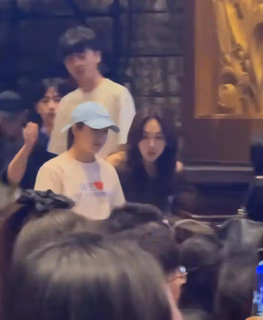 奧運冠軍陳夢和姜妍一起看劉謙魔術表演,陳夢私服真的很潮!
