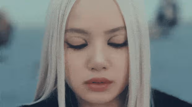 8月16日大事件!LISA與ROSALÍA合作曲MV震撼發布,白髮西裝造型讓人眼前一亮!