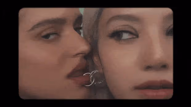 8月16日大事件!LISA與ROSALÍA合作曲MV震撼發布,白髮西裝造型讓人眼前一亮!