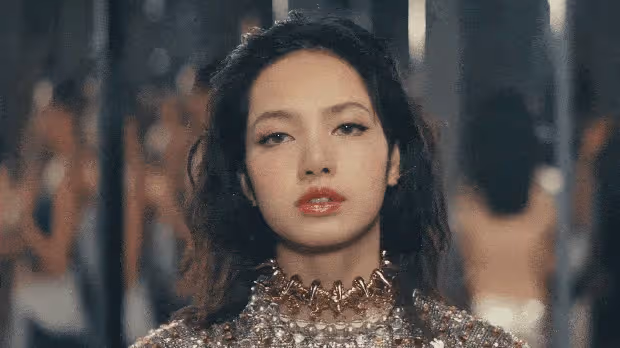 8月16日大事件!LISA與ROSALÍA合作曲MV震撼發布,白髮西裝造型讓人眼前一亮!
