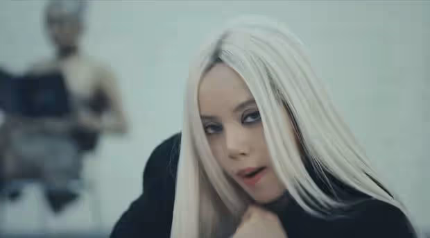 8月16日大事件!LISA與ROSALÍA合作曲MV震撼發布,白髮西裝造型讓人眼前一亮!