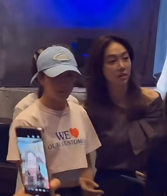 陳夢和好朋友姜妍看劉謙魔術表演,網友:怪不得那麼潮明星朋友多