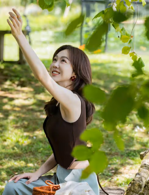 陳夢和好朋友姜妍看劉謙魔術表演,網友:怪不得那麼潮明星朋友多