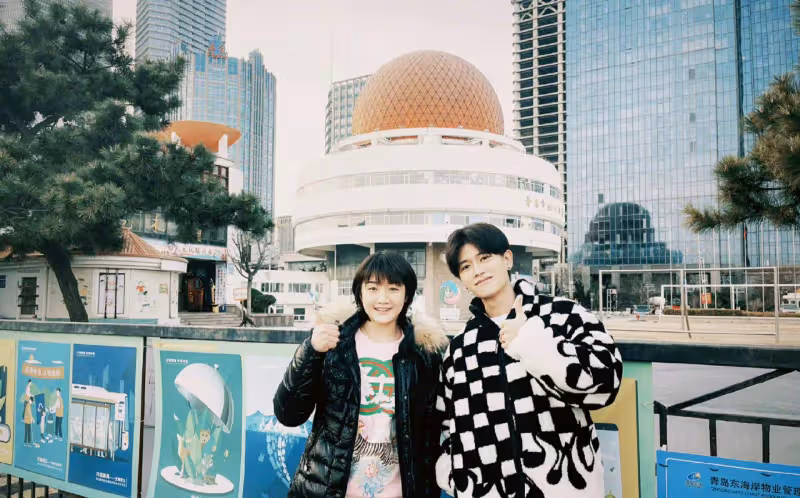 陳夢和好朋友姜妍看劉謙魔術表演,網友:怪不得那麼潮明星朋友多