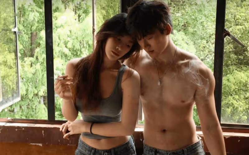 22歲TVB性感港姐與爆肌男「床照」曝光!二人浴室動作更為親密