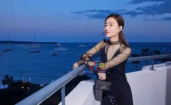 王麗坤:不靠濃妝艷抹的素顏女神,演技與氣質齊飛,低調實力派如何征服觀眾