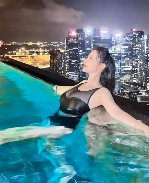 43歲張萌海灘比基尼照引爆網絡,她的3個保養秘訣竟然是...