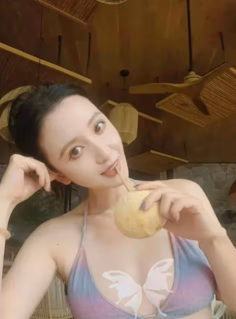 43歲張萌海灘比基尼照引爆網絡,她的3個保養秘訣竟然是...
