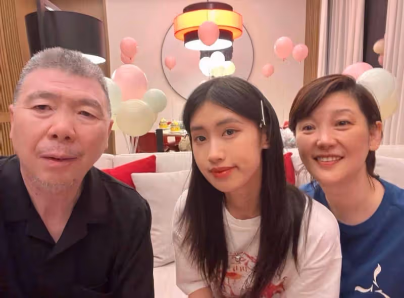 徐帆親吻馮小剛慶祝57歲生日,66歲馮小剛頭髮鬍鬚花白,老了好多