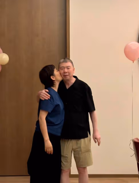 徐帆親吻馮小剛慶祝57歲生日,66歲馮小剛頭髮鬍鬚花白,老了好多
