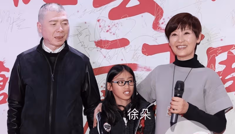 徐帆親吻馮小剛慶祝57歲生日,66歲馮小剛頭髮鬍鬚花白,老了好多