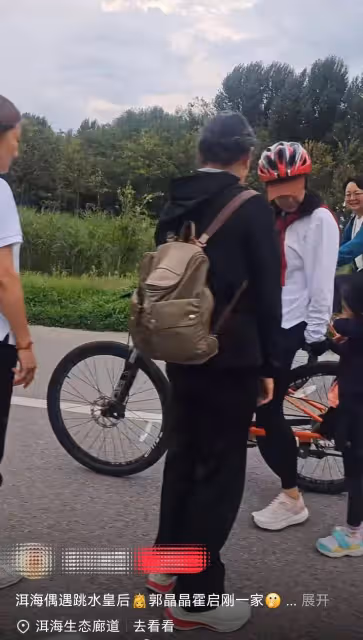郭晶晶霍啟剛在大理騎行被偶遇,女兒乖巧可愛,郭媽媽同行很健朗