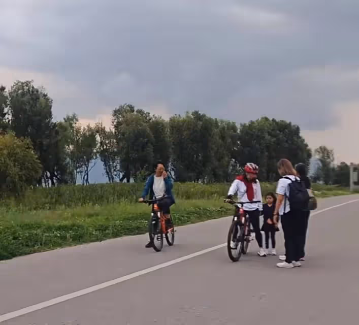 郭晶晶霍啟剛在大理騎行被偶遇,女兒乖巧可愛,郭媽媽同行很健朗
