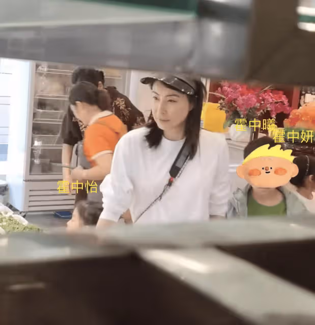 郭晶晶霍啟剛在大理騎行被偶遇,女兒乖巧可愛,郭媽媽同行很健朗