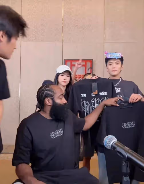 直播電商還得看小楊哥!哈登和張蘭做客直播間,各類產品又賣爆了