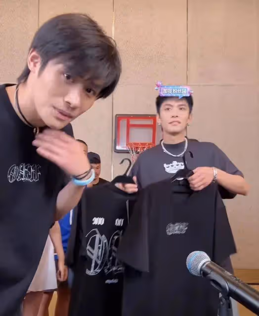 直播電商還得看小楊哥!哈登和張蘭做客直播間,各類產品又賣爆了