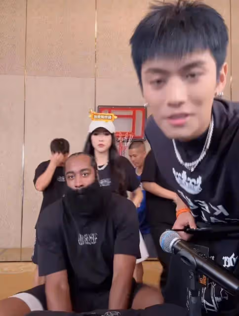 直播電商還得看小楊哥!哈登和張蘭做客直播間,各類產品又賣爆了