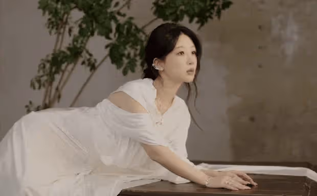 楊紫露背白裙造型驚艷全網:麻花辮氣質,溫柔又乾淨