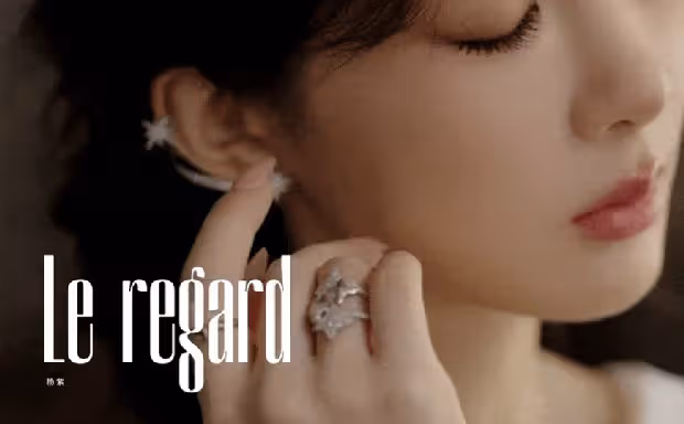 楊紫露背白裙造型驚艷全網:麻花辮氣質,溫柔又乾淨