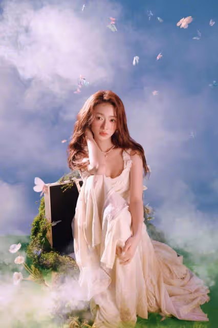 吳謹言生日寫真大放送:變身蝴蝶仙子,紅髮白裙純欲撩人!