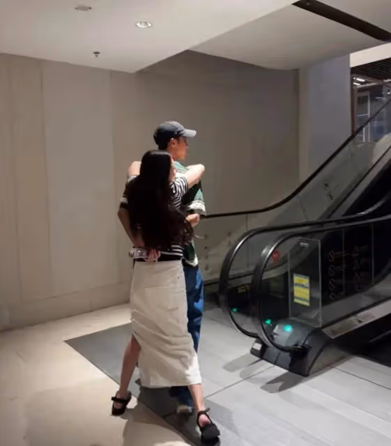 王思聰前女友豆得兒官宣戀情後續，首次曬男友側臉照，長相很帥氣