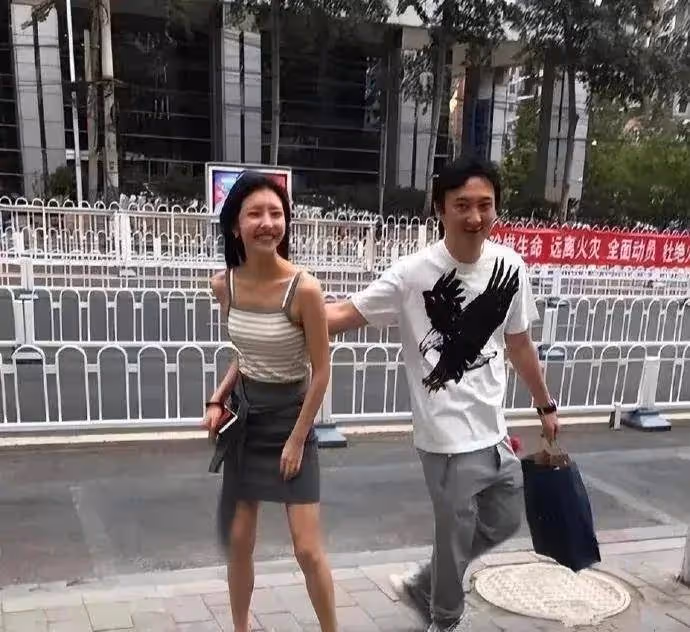 王思聰前女友豆得兒官宣戀情後續，首次曬男友側臉照，長相很帥氣