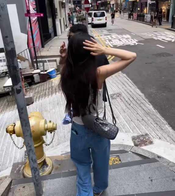 王思聰前女友豆得兒官宣戀情後續,首次曬男友側臉照,長相很帥氣