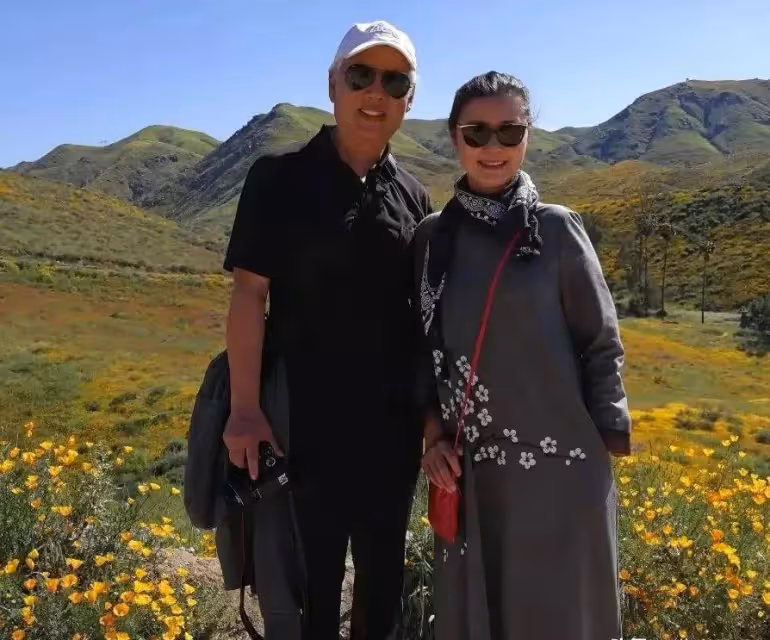 看了70歲姜黎黎的穿搭，我悟了：衣穿素、發盤起，越老越有氣質