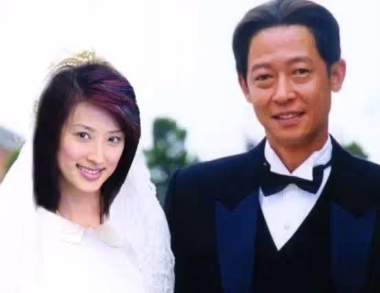 57歲王志文一家三口遊玩歸來,小8歲嬌妻年輕貌美,他髮際禿一塊像孩子他爺爺