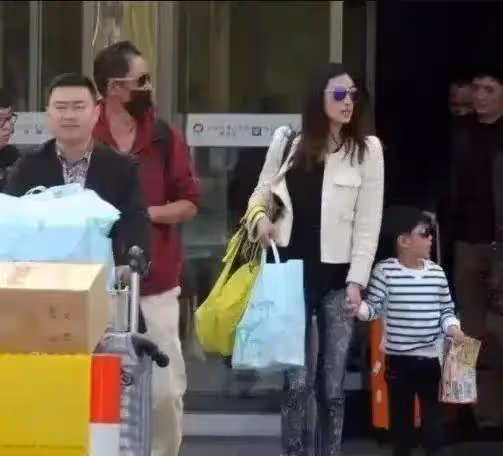 57歲王志文一家三口遊玩歸來,小8歲嬌妻年輕貌美,他髮際禿一塊像孩子他爺爺