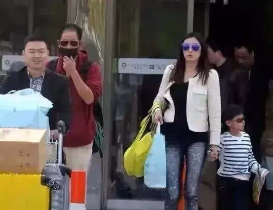 57歲王志文一家三口遊玩歸來,小8歲嬌妻年輕貌美,他髮際禿一塊像孩子他爺爺
